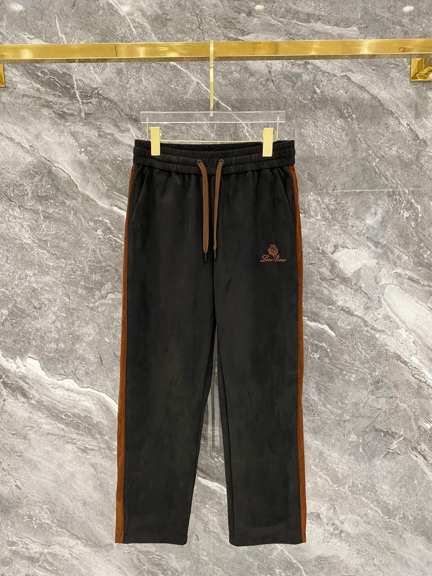 Loro Piana·Noyou Piana suit 26ss customized top-quality fabrics new jackets casual pants, ribbon letter embroidery stitching new show products‼ The product is in perfect condition, comfortable and warm, complete with three labels, full and attractive color, very outstanding design, customized hardware accessories can easily enhance the fashion sense, the workmanship is extremely elegant and rigorous, and the wiring is neat and meticulous! A masterpiece from a famous designer! The upper body does not look bloated and is super handsome! Sizes：M～XXXL